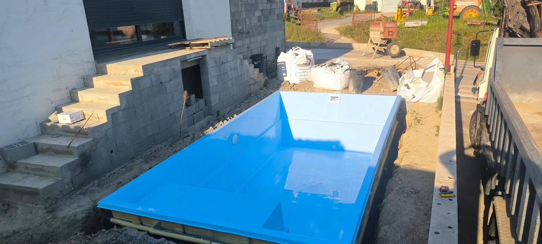 Installation réelle d’une piscine polyester par MH Terrassement 34