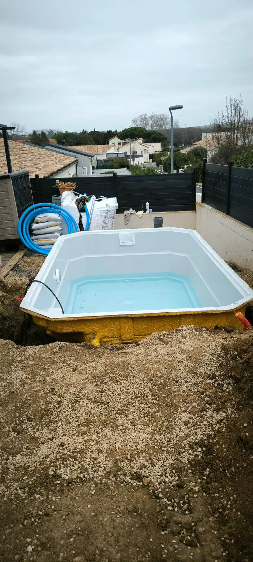 Le bassin prend forme — Photographie d’un véritable chantier MH Terrassement 34